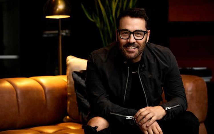 Photo of Jeremy Piven on Stage and Screen: A Comparative Study of His Performances